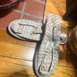 Sanuk Women's Flats in Beige Pattern